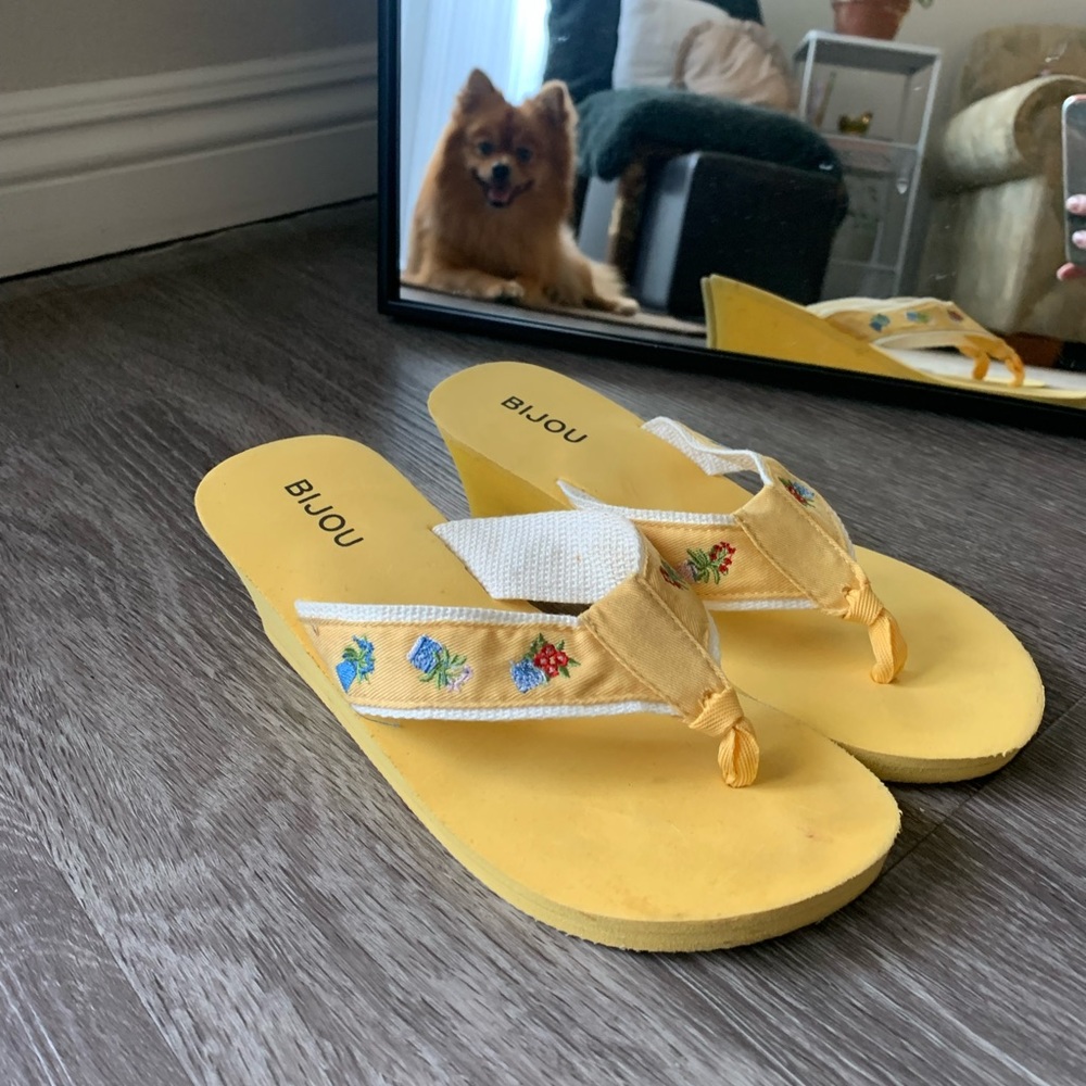 Chunky flip flops / summer sandals with flower embroidery on the straps!